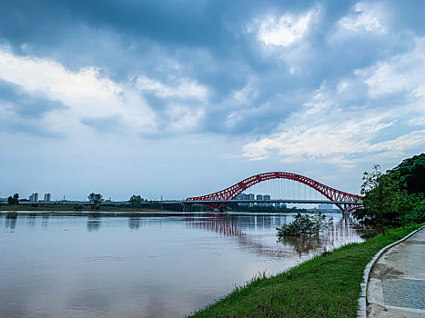 暴雨将至的赣州新世纪大桥
