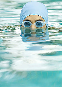 人,出现,游泳池,水,戴着,泳帽,护目镜