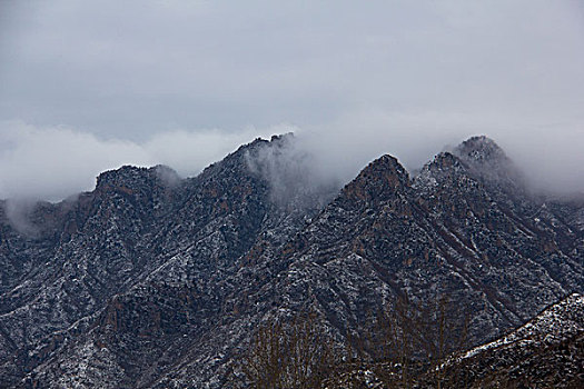 雪后山景