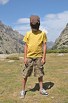 男孩,帽子,捂脸,站立,山地,风景
