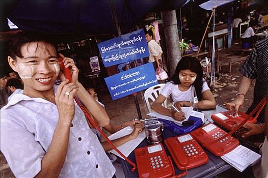 缅甸,仰光,女人,穿,自制,化妆,打电话,户外,公用电话,车站