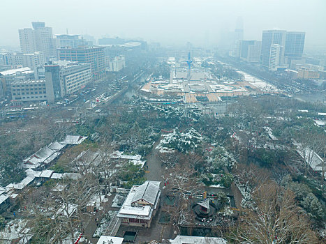 航拍雪后的济南趵突泉公园