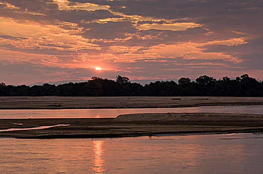 河,日落,南卢安瓜国家公园,赞比亚,非洲