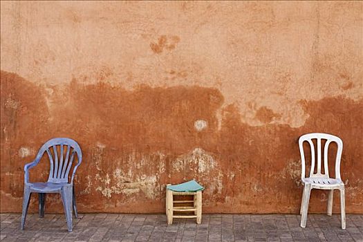 两个,塑料制品,椅子,凳子,正面,老,黏土,墙壁,历史,马拉喀什,摩洛哥,非洲