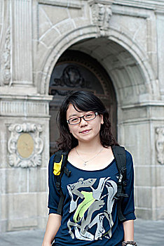 在上海南京路的一名年轻女性旅行者