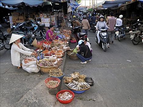 女人,销售,干鱼,坐,地面,街边市场,湄公河三角洲,越南,亚洲
