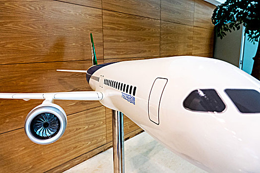 河南省郑州航空工业管理学院,我国自行研制的大型喷气式客机模型
