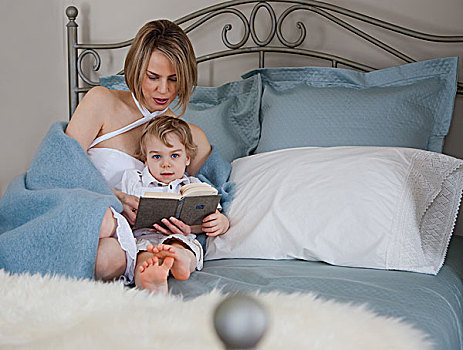 幼儿,母亲,床上,读,安大略省,加拿大