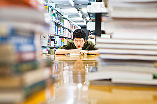 女孩在圖書館