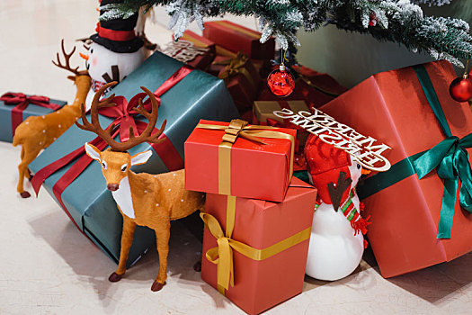 圣诞树下的礼物盒和雪人小鹿