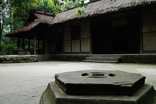 仿杜甫茅屋的川西民居,院子里的水井