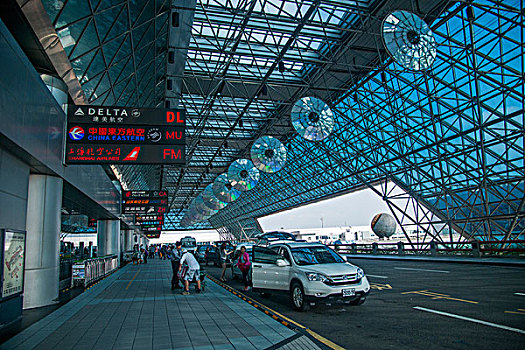 台湾桃园国际机场航站楼临时停车公路通道