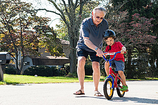 爷爷,鼓励,男孩,乘,自行车