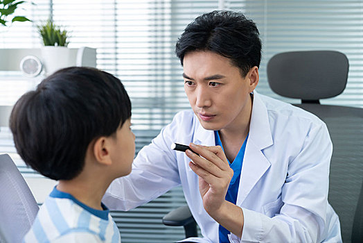 眼科大夫給小男孩檢查眼睛