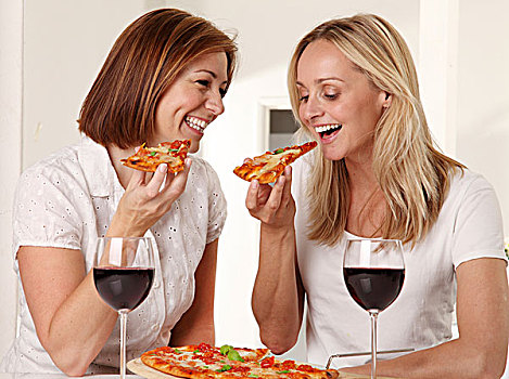 两个女人,吃饭,比萨饼,红酒