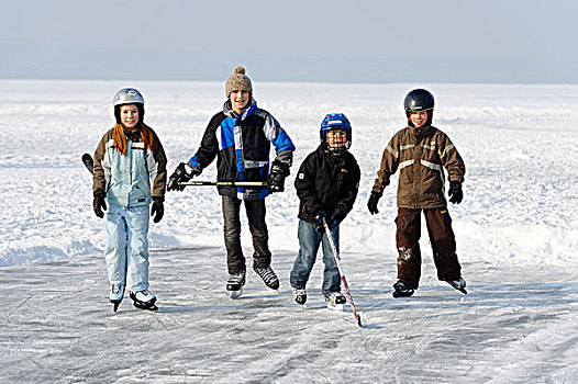 孩子,玩,冰球,施塔恩贝格湖,区域,上巴伐利亚,巴伐利亚,德国,欧洲