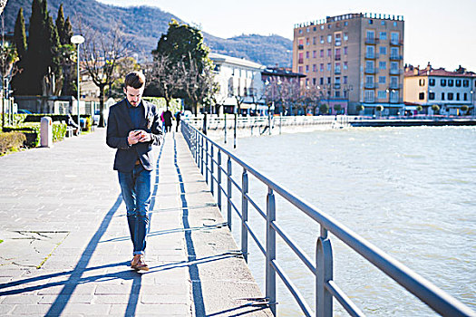 男青年,漫步,读,智能手机,文字,湖岸,布雷西亚,意大利