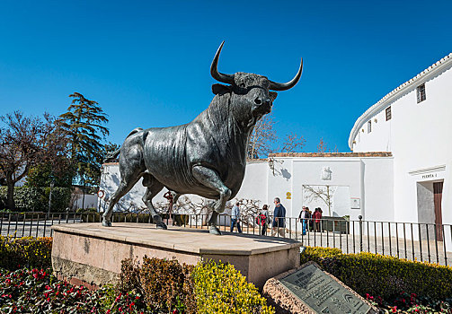 雕塑,公牛,广场,隆达,正面,斗牛场,省,马拉加,安达卢西亚,西班牙,欧洲