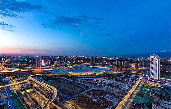 俯瞰乌鲁木齐新客站夜景全景