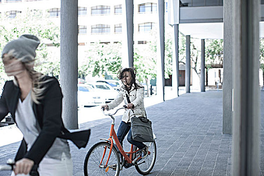 两个女人,朋友,头发,骑自行车,城市