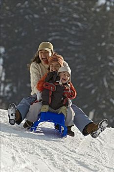 女人,两个孩子,无舵雪橇