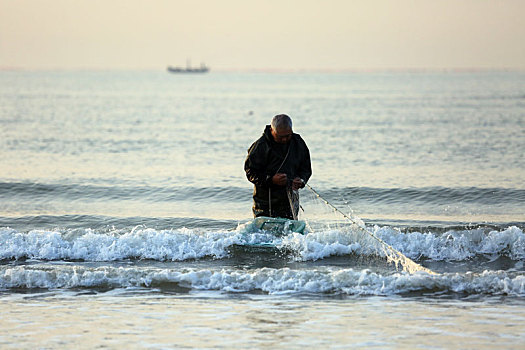 山东省日照市,渔民在霞光中耕海牧渔,成了一道靓丽风景线