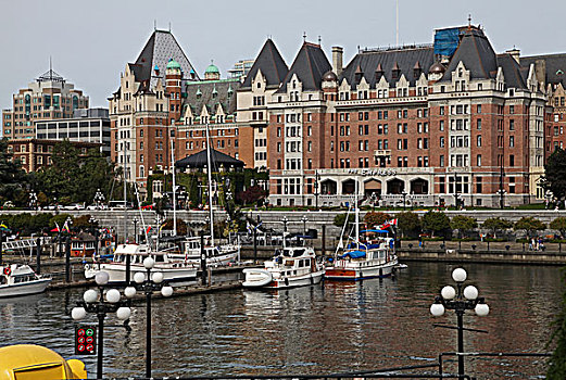 加拿大卑诗省省会所在地的维多利亚,位于繁华的政府街,governmentstreet,上的地标建筑,建于1908年的维多利亚费尔蒙皇后度假酒店