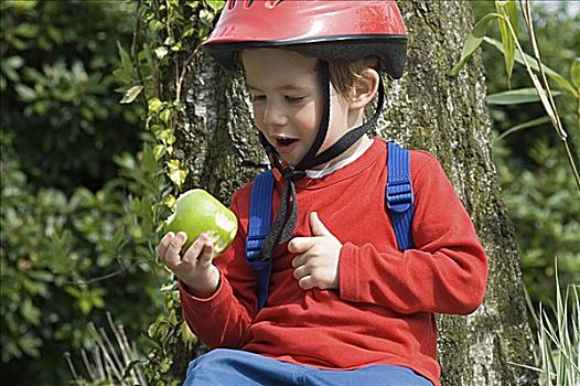 男孩,自行车头盔,苹果