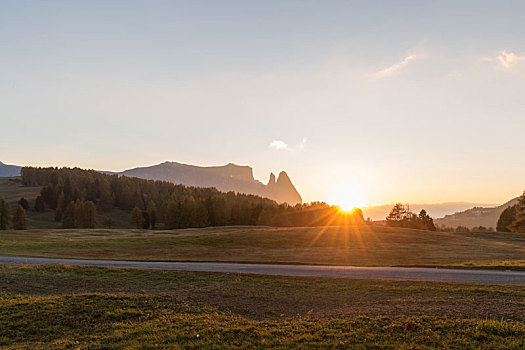意大利多洛米蒂山脉苏西高原秋季黄昏自然风光