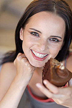 年轻,深色头发,女人,享受,巧克力蛋糕