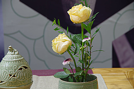 白色瓷花瓶里插着的玫瑰花