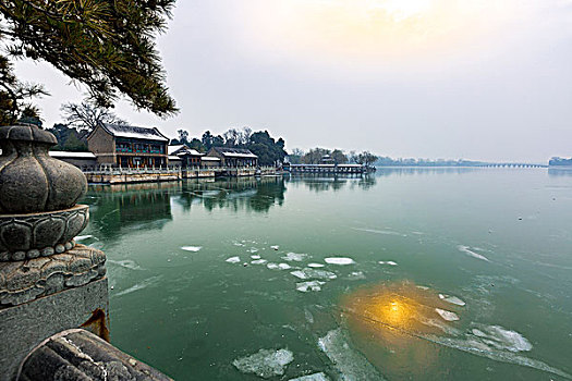 冬日斜阳下的北京颐和园昆明湖