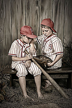 两个男孩,棒球服,坐,长椅