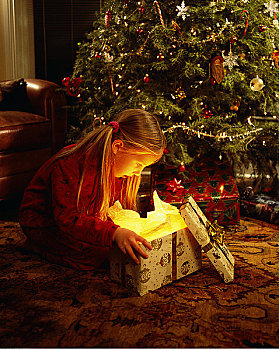 女孩,坐在地板上,打开,圣诞礼物