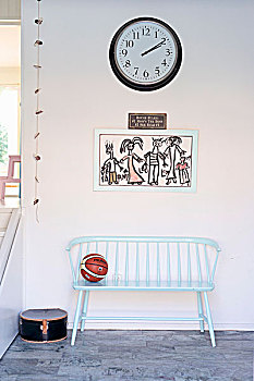 木制长椅,涂绘,淡色调,蓝色,仰视,绘画,车站,钟表,墙壁