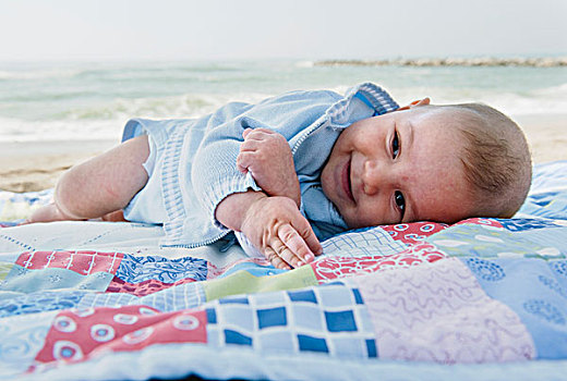 男婴,卧,毯子,海滩,哥斯达黎加,马拉加,安达卢西亚,西班牙