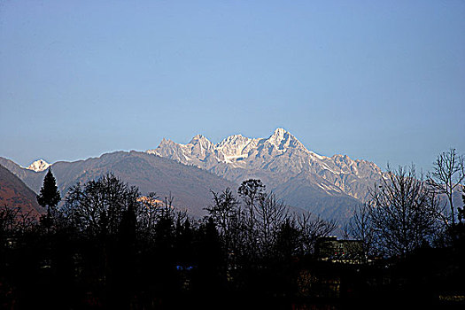 四川甘孜州泸定磨西镇眺望日照金山,贡嘎山