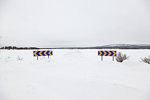 两个,黄色,蓝色,箭头标志,警告,弯曲,道路,北极,风景