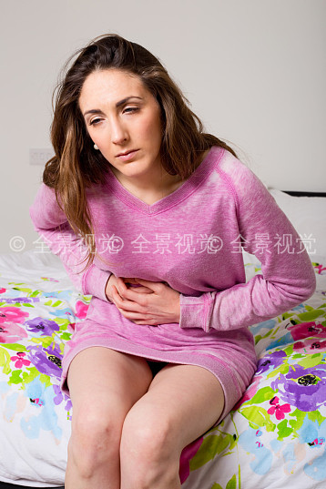 美女,肚子疼,坐_高清图片_全景视觉