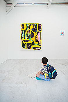 男孩,短小,黑发,穿,背包,坐在地板上,画廊,笔,纸,看,现代,绘画