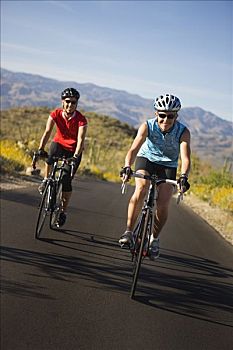 两个女人,骑自行车,萨瓜罗国家公园,亚利桑那,美国
