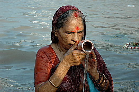 女士,支付,敬意,太阳,神,早,早晨,河边石梯,加尔各答,印度,八月,2005年