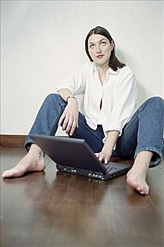 女人,笔记本电脑,坐在地板上