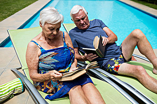 老年,夫妻,读书,休闲椅,池边