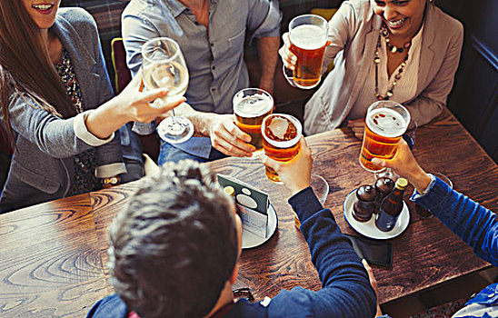 俯视,朋友,庆贺,祝酒,啤酒,葡萄酒杯,桌子,酒吧