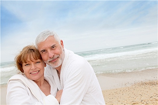 老年,夫妻,海滩,水疗,浴袍