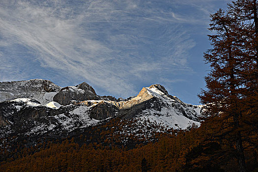 高原湖泊倒影雪山神山秋天落日余辉