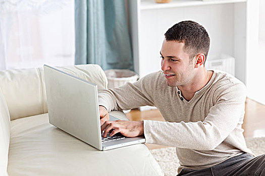 微笑,男人,坐,地毯,笔记本电脑