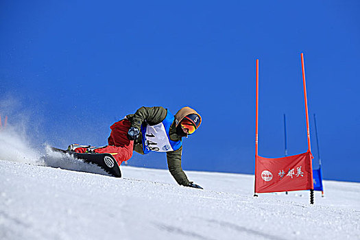 高山大回转单板滑雪