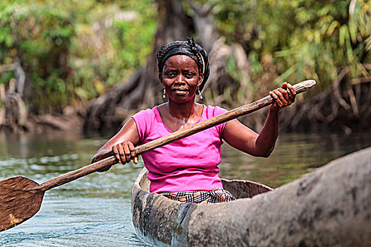 非洲,利比里亚,蒙罗维亚,女人,划船,传统,独木舟,河